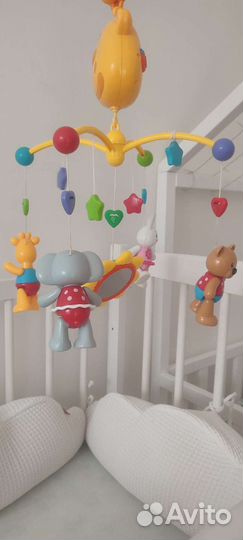 Мобиль на кроватку жирафики
