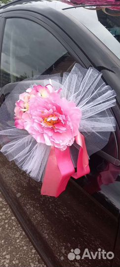 Яркие нежные пионы украшения свадебной машины