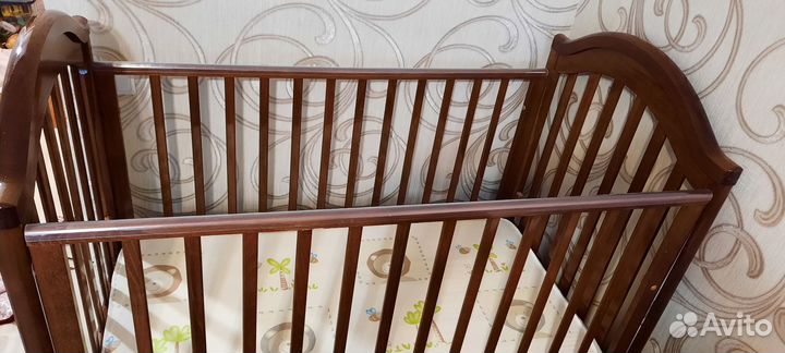 Детская кроватка с маятником