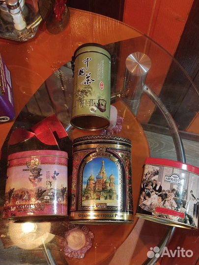 Жестяные банки, бутылки, подставки под бутылки