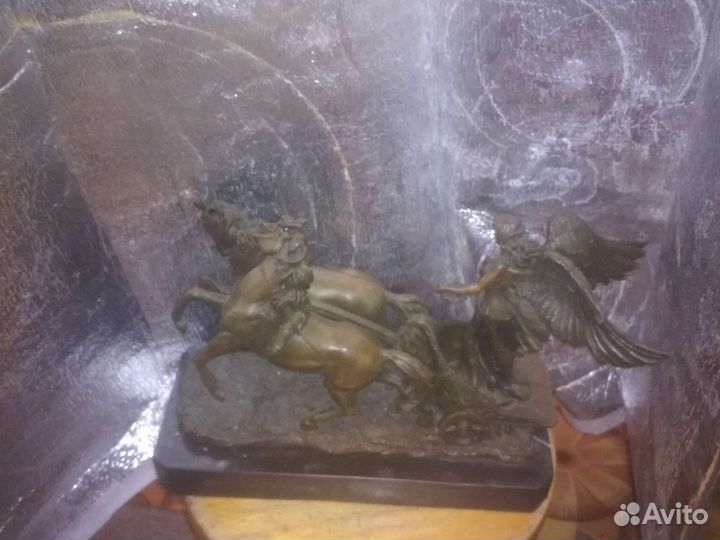 Статуэтки Ника и Марс на конях