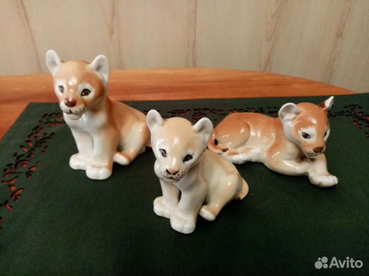 Фарфоровые статуэтки енотов, львят