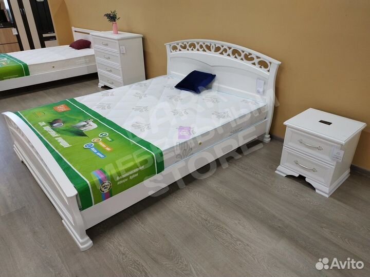 Кровать массив