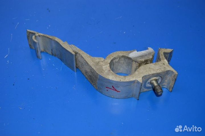 Кронштейн крыла ведущего моста, задний правый volv