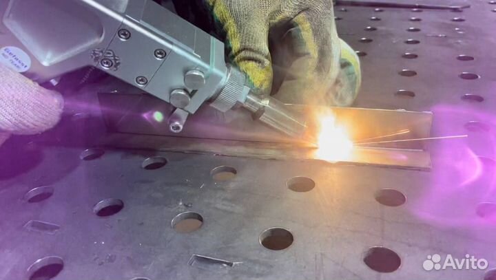 Сварщик на аппарате лазерной сварки с обучением