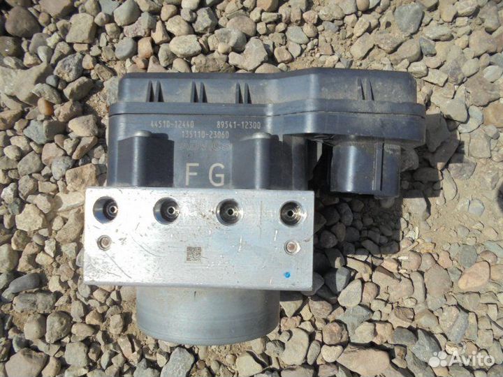 Блок abs Toyota Corolla Fielder ZRE144 2ZR-FE