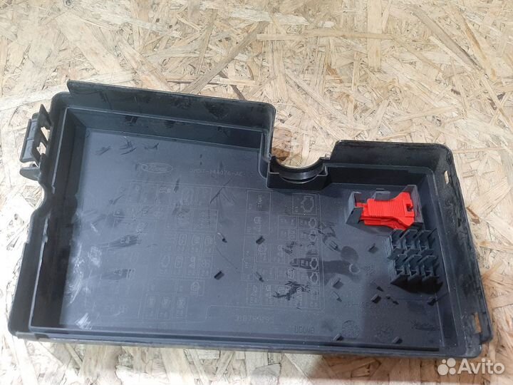 Крышка блока предохранителей Ford Focus 2