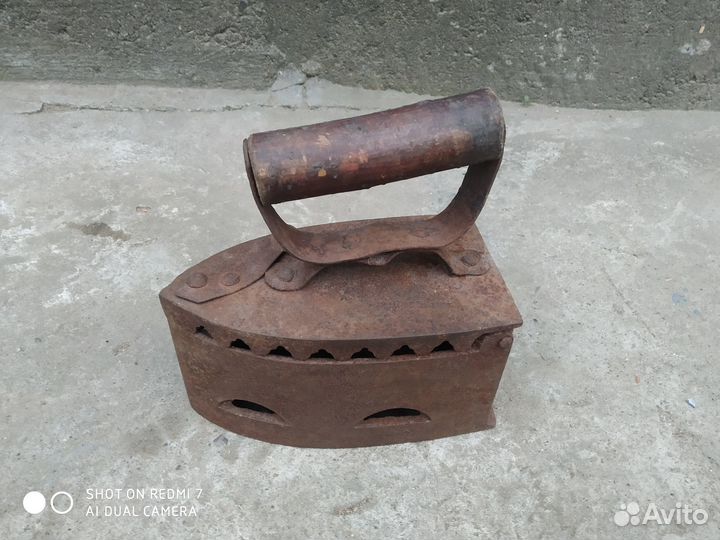 Старинный утюг на углях