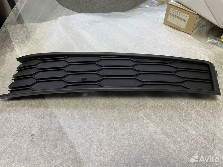 Решетка бампера пер прав ST300028 Skoda Rapid