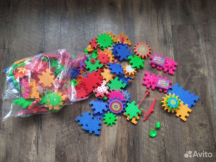 Пластиковый конструктор с шестерёнками