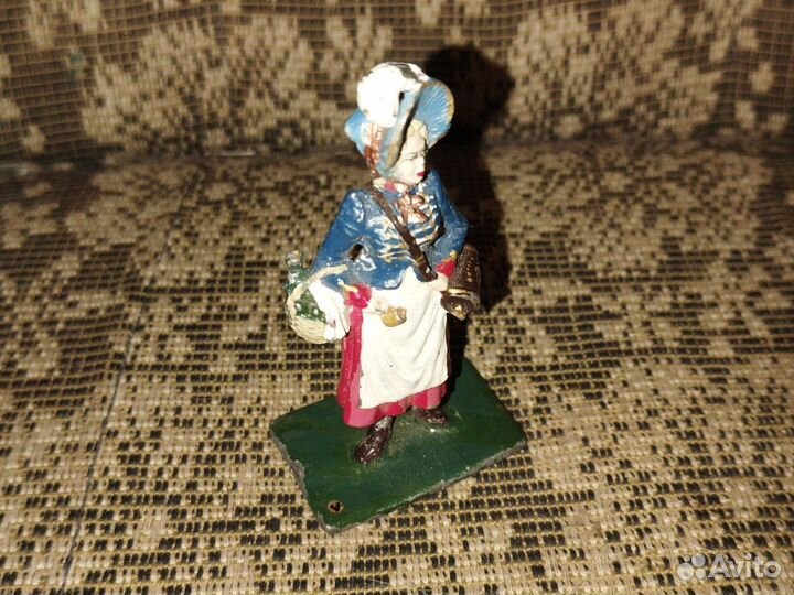 Оловянная фигурка дамы с корзинкой