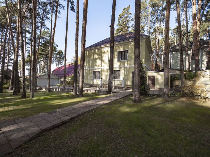 Коттедж 284 м² на участке 15 сот.