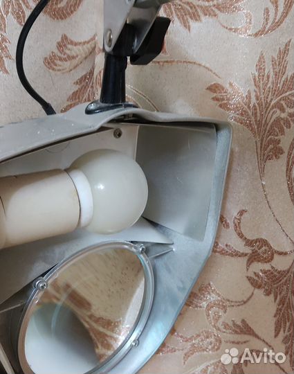 Лампа с увеличительным стеклом и подсветкой