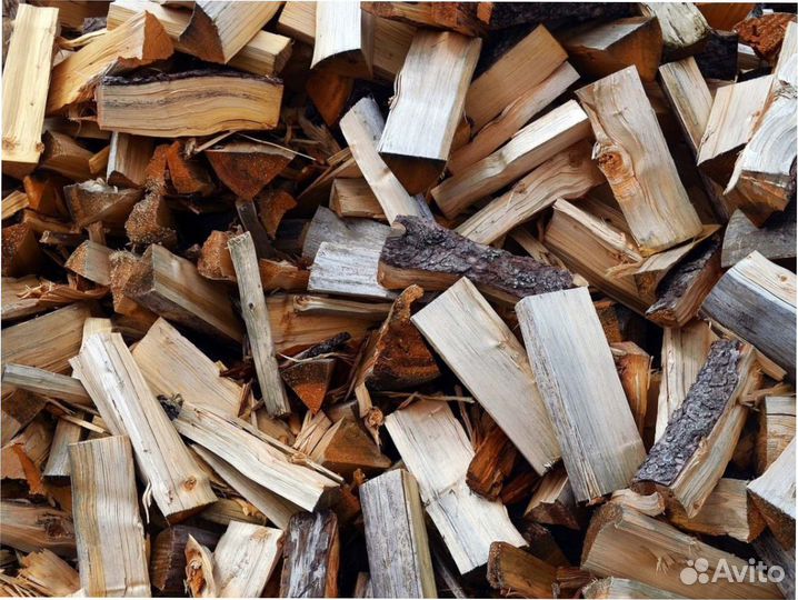 Колотые дрова для печи навалом