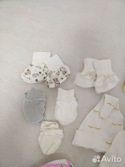 Набор шапочек, носков и царапок