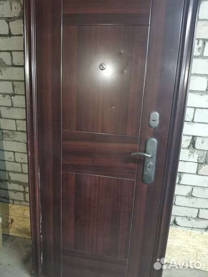 Входная металлическая дверь с родной коробкой