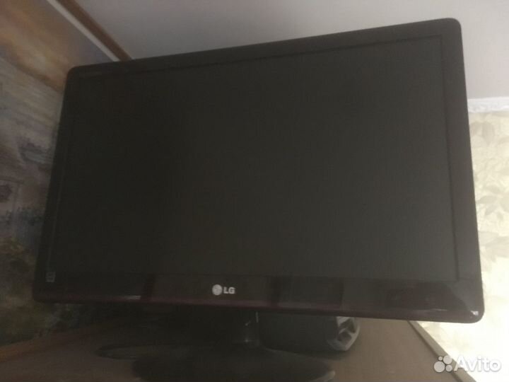 Продаётся экран LG Flatron E2350T. Цена: 5000