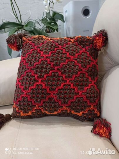 Вязаная декоративная подушка. Ручная работа