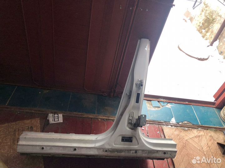 Стойка двери левая центральная порог VW Passat B7