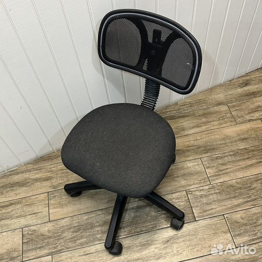 Стул на колесиках