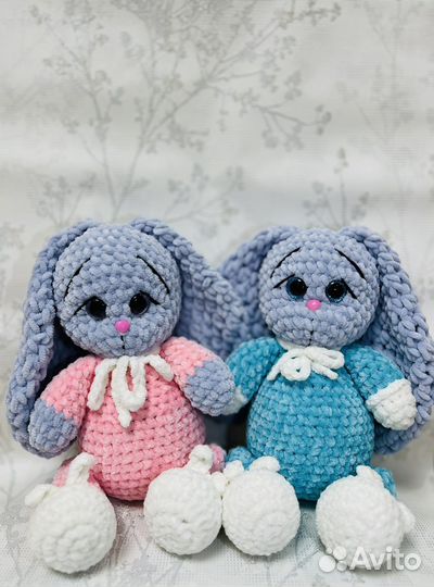 Плюшевый заяц вязаный