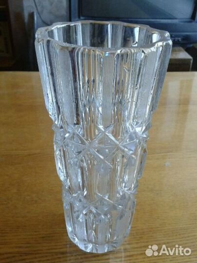 Хрустальные вазы и салатницы