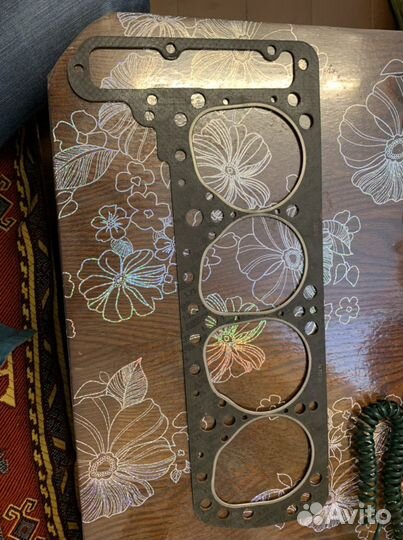 Прокладку под головку на Мерседес;