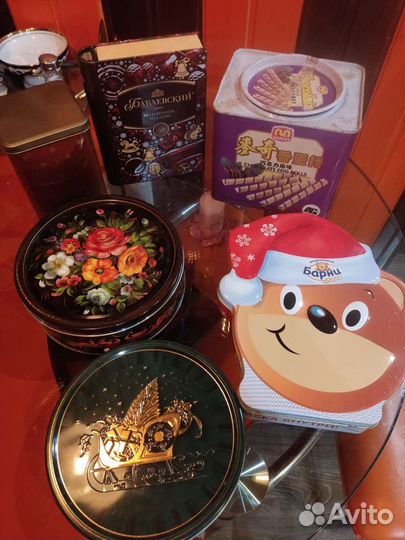 Жестяные банки, бутылки, подставки под бутылки