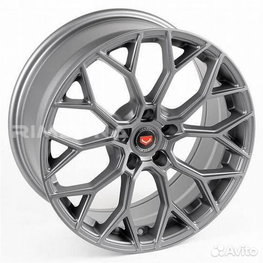 Литой диск в стиле vossen R18 5x114.3