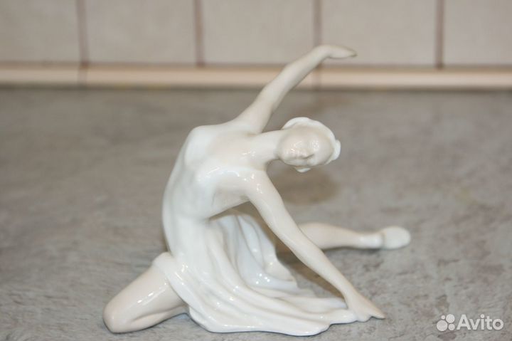 Фигурка фарфоровая 