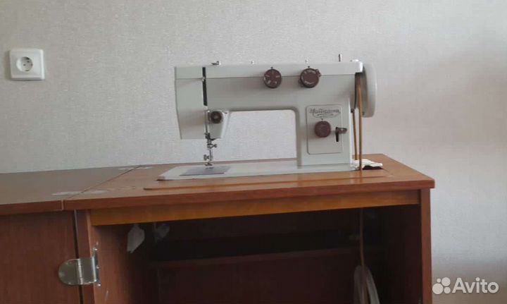 Швейная машинка чайка 143
