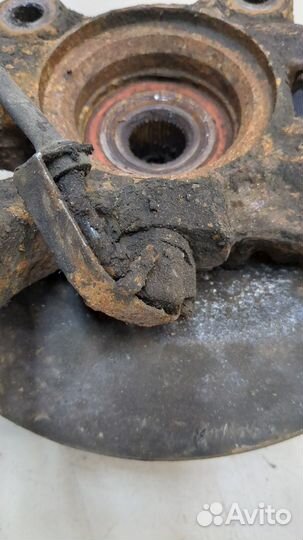 Ступица (кулак, цапфа) левая передняя Volkswagen Transporter 4