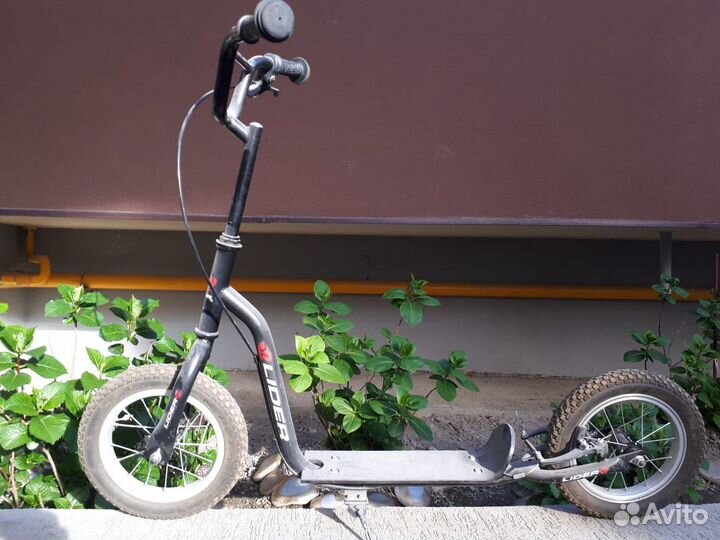 Плетеная кроватка-качалка и самокаты