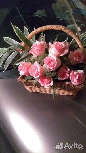 Корзина с искусственными цветами