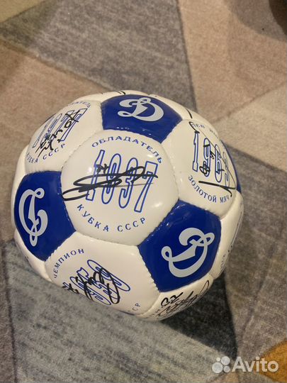 Футбольные мячи с автографами футболистов