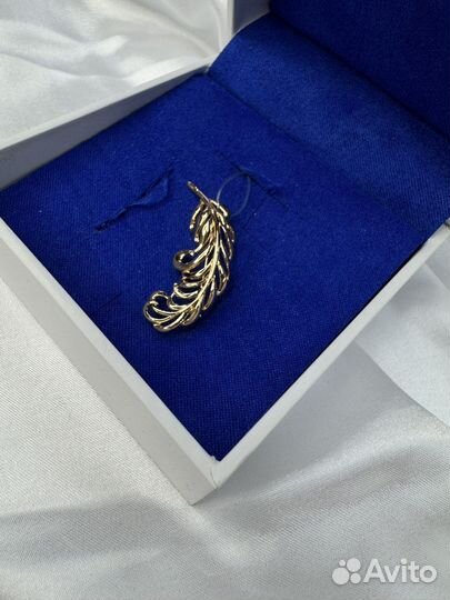 Золотая брошь