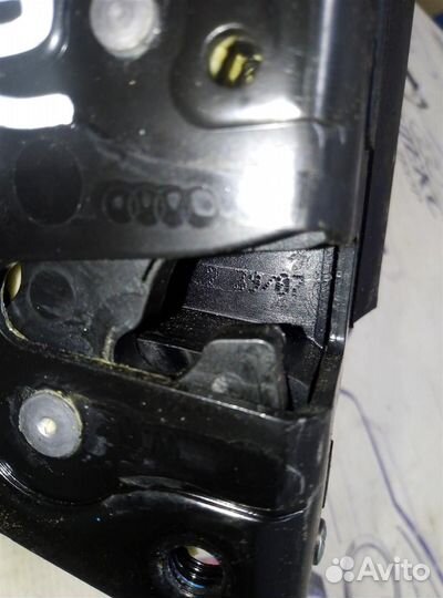 Замок двери передней левой Audi A4 (B7) 2004-2009