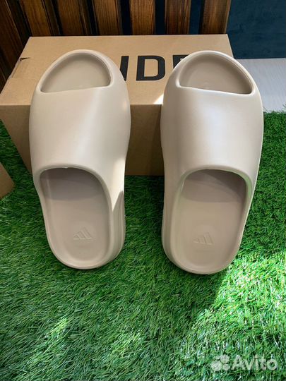 Тапочки Adidas Yeezy Slide