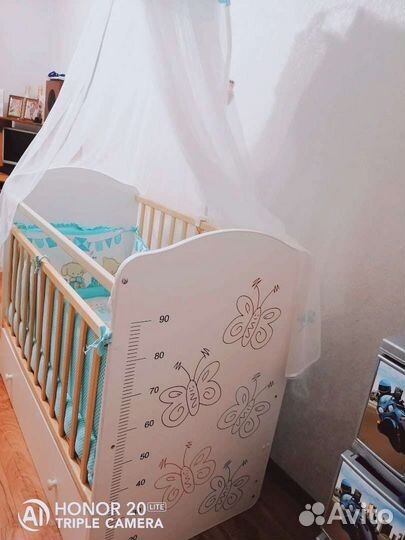 Детская кроватка с маятником