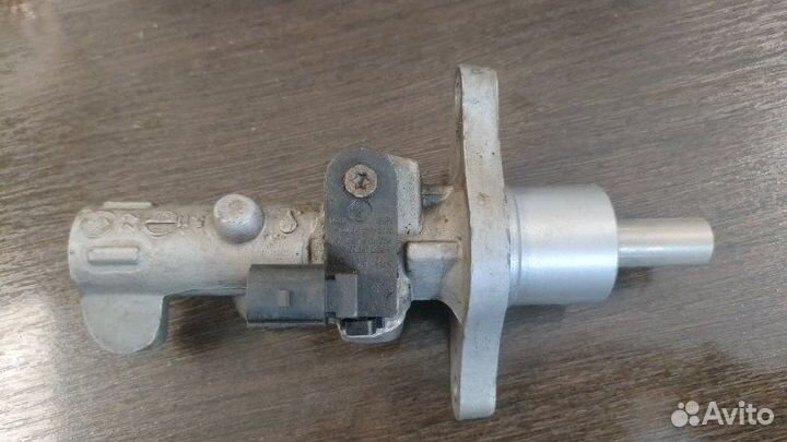 Главный тормозной цилиндр Skoda Octavia II