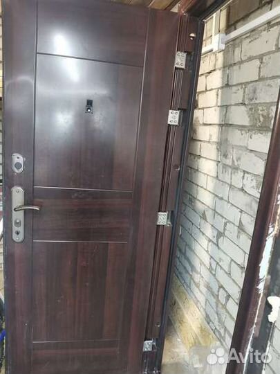 Входная металлическая дверь с родной коробкой