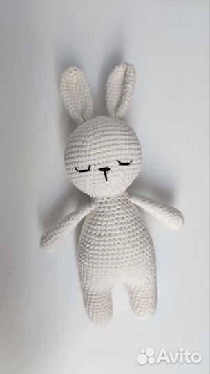 Вязаная игрушка заяц
