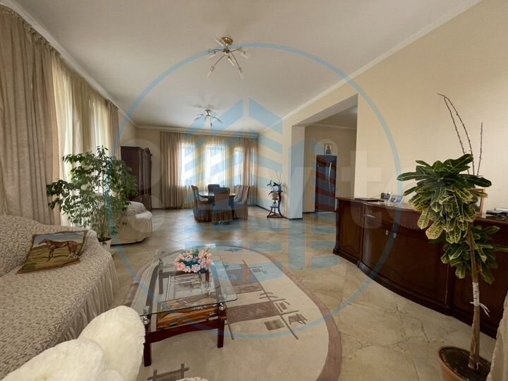 Дом 277,3 м² на участке 5,5 сот.