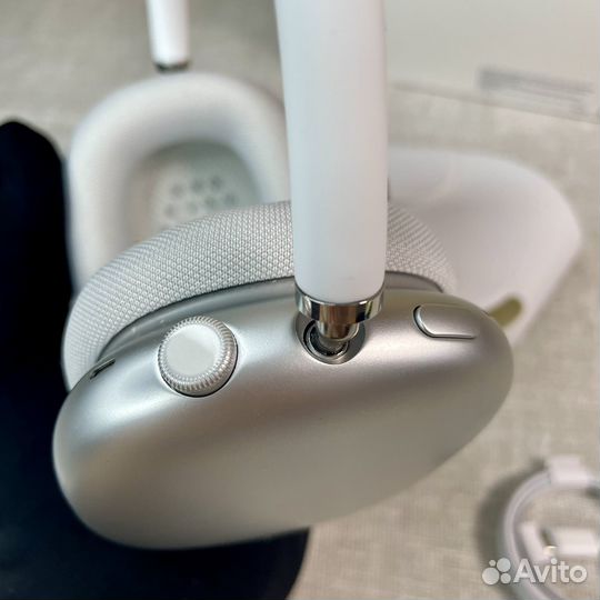 Наушники AirPods Max белые с шумоподавлением