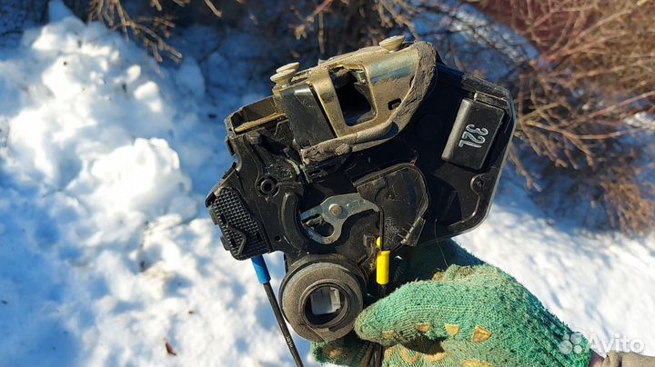 Замок двери задней левой Toyota Corolla 120