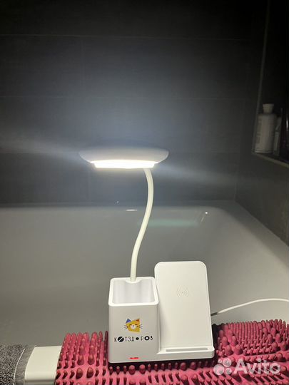 Беспроводная зарядная станция со светильником