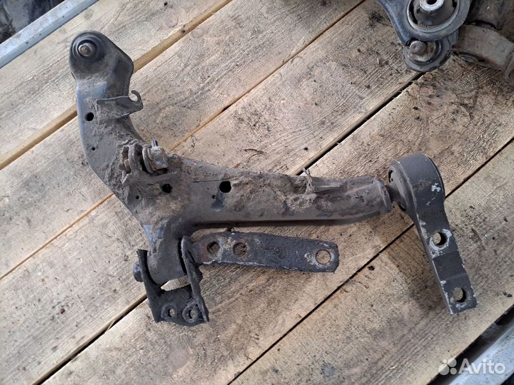 Передний правый рычаг для Ниссан Примера Р12