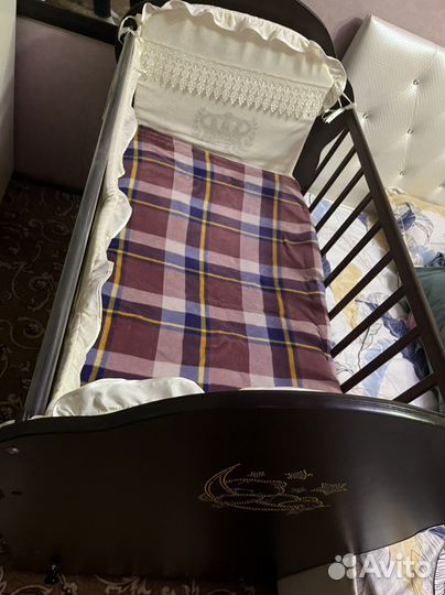 Детская кроватка с маятником