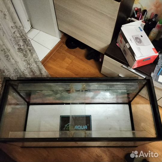 Аквариум для рыб и много аксессуаров к нему