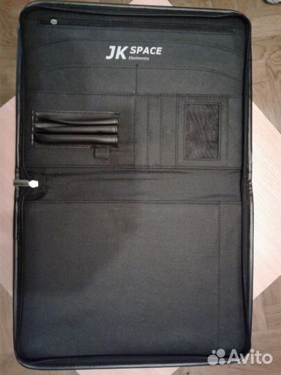 Дырокол, кнопки, папка для бумаг, карандаши